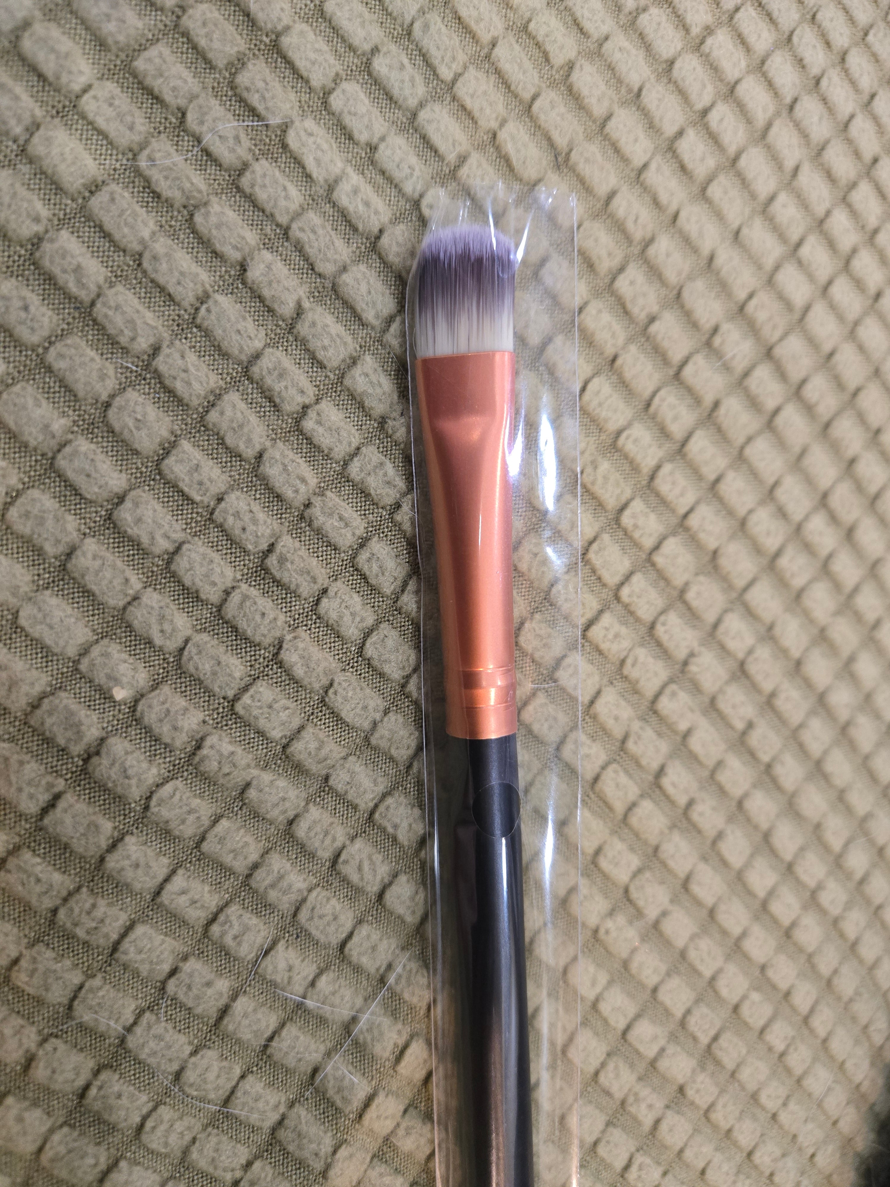 Flat concealer brush