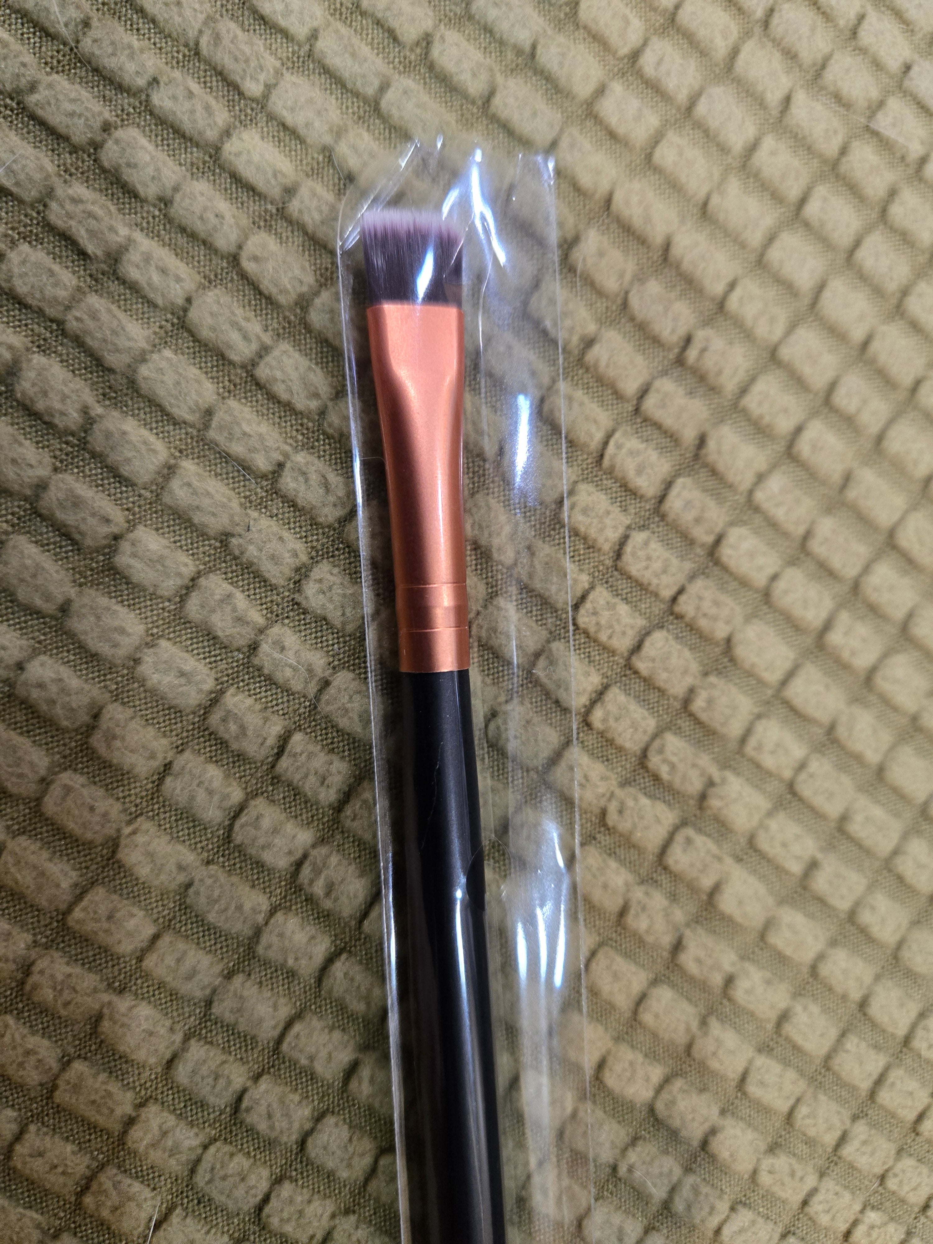 Flat eyeshadow brush